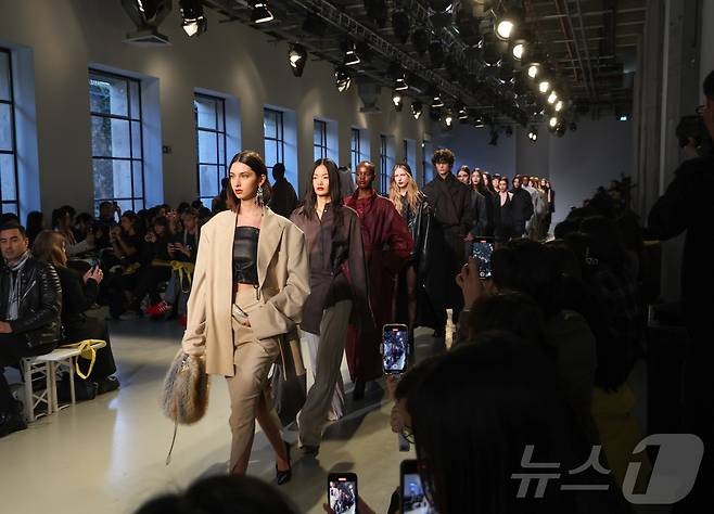 파리 패션위크 주간인 7일(현지시간) 프랑스 파리 팔레 드 도쿄에서 국내 패션 디자이너 브랜드로 이루어진 연합 패션쇼 ‘컨셉코리아 2025 FW’가 열려 모델들이 런웨이에 올라 ‘리이(RE RHEE)’의 2025 FW 의상들을 선보이고 있다.  2025.3.7/뉴스1 ⓒ News1 이준성 기자