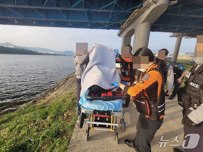 19일 오전 6시쯤, "낙동강 구미대교에서 도로 난간에 한 남성이 앉아 있다"는 신고를 받고 출동한 소방대원이 강으로 투신한 30대 남성을 구조하고 있다. (구미소방서 제공. 재판매 및 DB금지) 2025.5.19/뉴스1