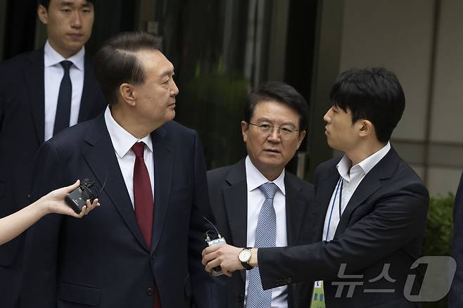 윤석열 전 대통령이 19일 정오 서울 서초구 중앙지방법원에서 열린 내란 우두머리 혐의, 직권남용 권리행사방해 혐의 사건 4차 공판의 오전 재판 종료 후 점심 식사를 위해 나서며 자신을 연호하는 지지자들 쪽을 바라보고 있다. 2025.5.19/뉴스1 ⓒ News1 사진공동취재단