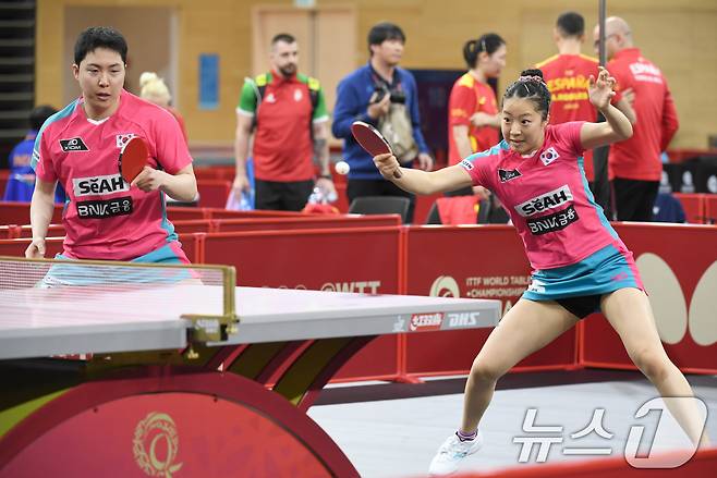 임종훈, 신유빈이 18일 카타르 도하 카타르대학교 스포츠 콤플렉스에서 열린 2025 국제탁구연맹(ITTF) 세계선수권대회 혼성복식 64강 홍콩 챈 볼드윈, 주청주 조와 경기를 펼치고 있다. (사진공동취재단) 2025.5.18/뉴스1 ⓒ News1 김명섭 기자