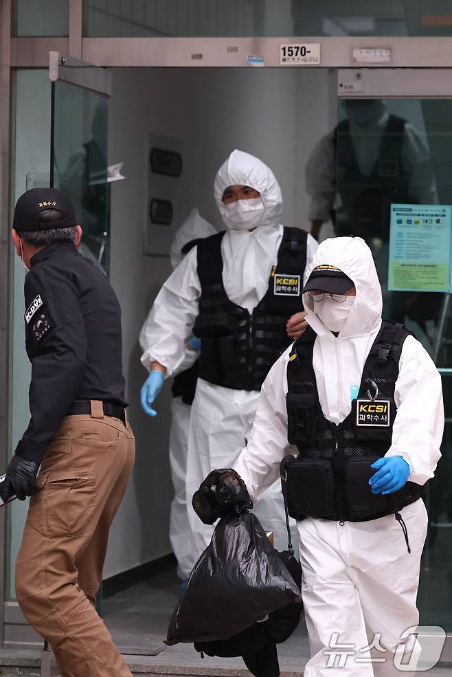 19일 경기 시흥시 정왕동 일대에서 50대 중국인 소행으로 추정되는 흉기 피습 사건 4건이 잇따라 발생해 2명이 사망한 것으로 확인됐다. 사진은 이날 사건 현장에서 과학수사대가 현장 감식을 진행한 후 철수하는 모습. ⓒ News1 김영운 기자