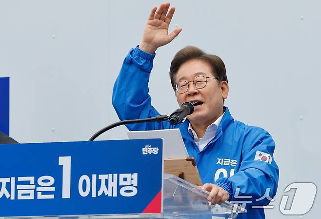 이재명 더불어민주당 대통령 후보가 19일 오후 서울 영등포구 타임스퀘어를 찾아 지지를 호소하고 있다. 2025.5.19/뉴스1 ⓒ News1 안은나 기자