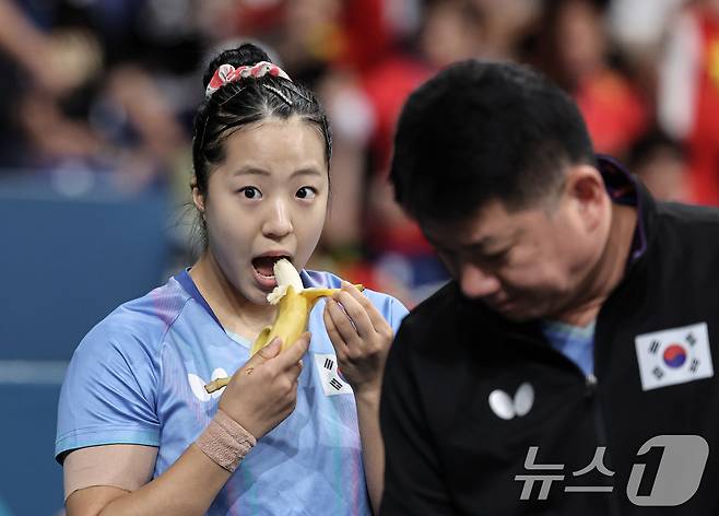 대한민국 탁구 대표팀 신유빈 선수가 2일 오후(한국시간) 프랑스 파리 사우스 파리 아레나 4에서 열린 '2024 파리올림픽' 탁구 여자 단식 준결승 중국 첸멍 선수와의 경기에 앞서 바나나를 먹고 있다. 2024.8.2/뉴스1 ⓒ News1 이동해 기자