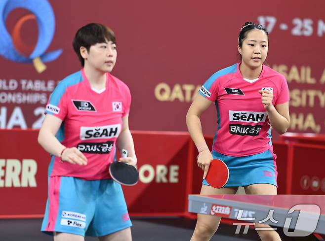 신유빈(오른쪽), 유한나가 19일 카타르 도하 카타르대학교 스포츠 컴플렉스에서 열린 2025 국제탁구연맹(ITTF) 세계선수권대회 여자복식 32강 조르지나 포타(헝가리), 드 누트(룩셈부르크) 조와 경기를 펼치고 있다.(사진공동취재단) 2025.5.19/뉴스1
