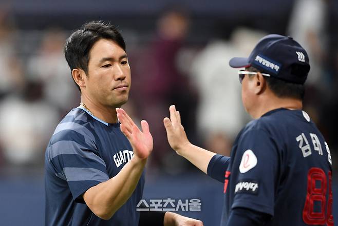 롯데 김태형 감독(오른쪽)이 1일 고척스카이돔에서 열린 2025 KBO리그 키움전에서 이긴 후 전준우와 하이파이브 하고 있다. 고척 | 박진업 기자 upandup@sportsseoul.com