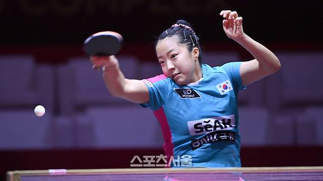 신유빈이 17일 카타르 도하 루사일 스포츠아레나에서 열린 2025 세계탁구선수권대회 개인단식 128강 뉴질랜드 리사 기어(LISA GEAR)와 경기를 펼치고 있다. 도하(카타르) | 최승섭기자 thunder@sportsseoul.com