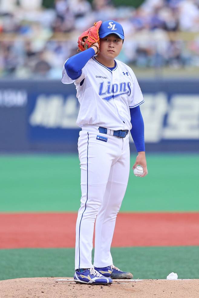 삼성 이승현이 13일 대구삼성라이온즈파크에서 열린 2025 KBO리그 정규시즌 KT전 등판해 피치컴으로 사인을 듣고 있다. 사진 | 삼성 라이온즈