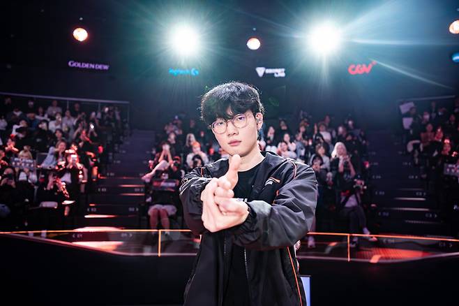 한화생명 ‘바이퍼’ 박도현이 9일 서울 종로구 롤 파크에서 열린 2025 LCK 정규시즌 OK저축은행전 승리 후 세리머니하고 있다. 사진 | 라이엇 게임즈