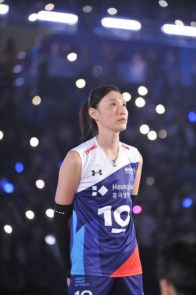 은퇴식에서 헌정 영상을 보고 있는 김연경. 사진┃KYK 인비테이셔널 제공