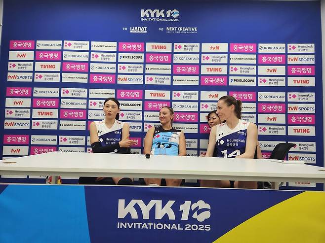 대회 종료 후 공식 기자회견에 참석한 김연경(왼쪽), 조던 라슨(가운데), 에다 에르뎀(오른쪽).사진┃KYK 인비테이셔널 제공