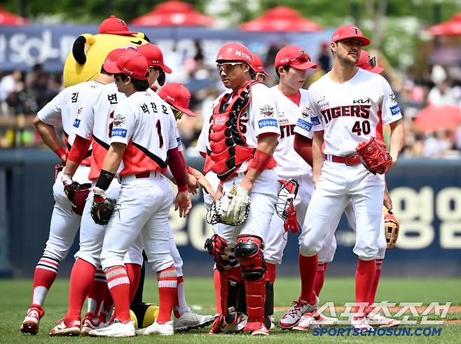 17일 광주KIA챔피언스필드에서 열린 두산과 KIA의 더블헤더 1차전 경기, 전날 경기에 이어 '농군패션'을 한  KIA 선수단이 경기에 나서고 있다. 광주=허상욱 기자wook@sportschosun.com/2025.05.17/