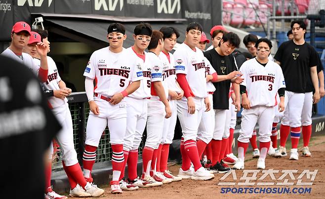15일 광주KIA챔피언스필드에서 열린 롯데와 KIA의 경기, '농군패션'을 한 KIA 선수들이 경기에 나서고 있다. 광주=허상욱 기자wook@sportschosun.com/2025.05.15/