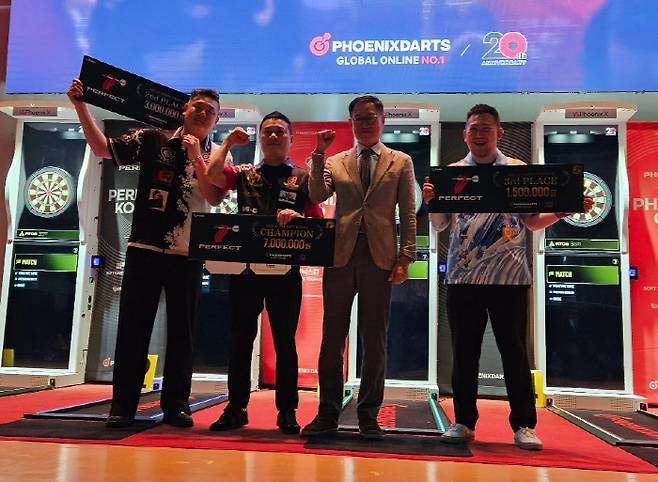 2025 퍼펙트코리아 3차대회 입상자들이 시상대에서 환하게 웃고 있다. 왼쪽부터 한웅희(2위), 서병수(1위), 최원석 대한소프트다트협회 사무국장, 안치용(3위). (사진제공=대한소프트다트협회)