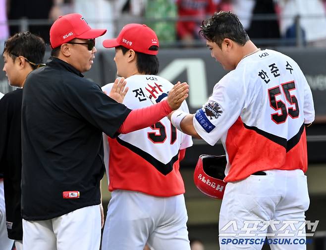 18일 광주KIA챔피언스필드에서 열린 두산과 KIA의 경기, 연장 10회말 KIA가 한준수의 끝내기안타로 5대4의 승리를 거두었다. 이범호 감독과 기쁨을 나누는 한준수의 모습. 광주=허상욱 기자wook@sportschosun.com/2025.05.18/