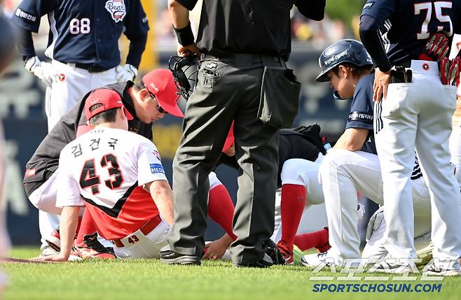 18일 광주KIA챔피언스필드에서 열린 두산과 KIA의 경기, 7회초 2사 1,3루 김재환의 직선타구를 다리에 맞은 김건국이 고통을 호소하고 있다. 광주=허상욱 기자wook@sportschosun.com/2025.05.18/
