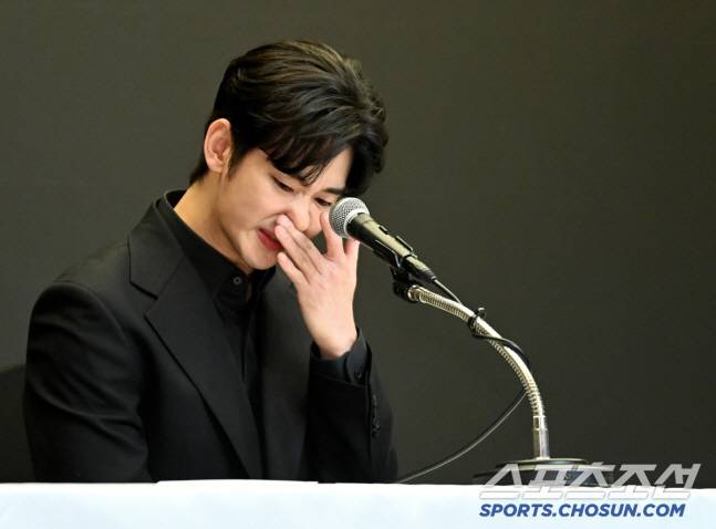 배우 김수현이 31일 서울 상암동 스탠포드호텔에서 기자회견을 갖고 사생활 논란에 대한 입장을 밝혔다. 입장을 밝히는 김수현의 모습. 허상욱 기자/2025.03.31/