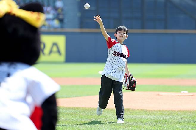 아빠 김진성처럼 공을 던지는 아들 민찬. LG 트윈스 제공
