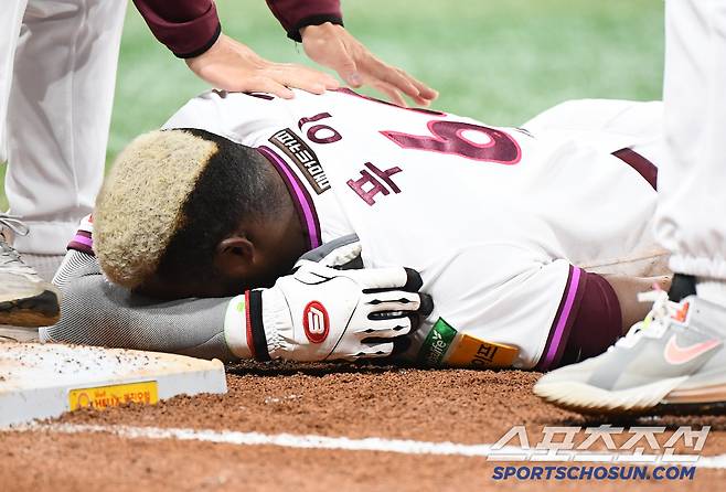 23일 서울 고척스카이돔에서 열린 두산-키움전. 2회말 1사 1루 임지열 타석. 1루주자 푸이그가 견제구 때 귀루하다 어깨를 다쳐 고통스러워하고 있다. 고척=정재근 기자 cjg@sportschosun.com/2025.4.23/