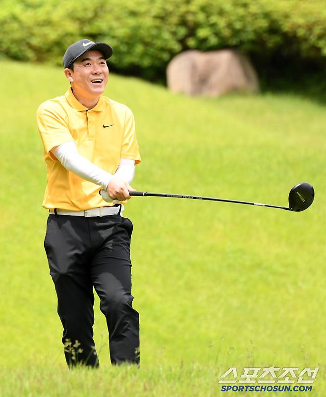 대한축구협회, 한국프로축구연맹, 울산 HD, 포항스틸러스가 주최하고 스포츠조선, 스포츠경향, 스포츠동아, 스포츠서울, 세계비즈앤스포츠월드, 일간스포츠 등 스포츠전문 미디어 6개사가 후원하는 '2025년 축구인 골프대회'가 19일 경기도 용인 코리아CC에서 개최됐다. 윤정환 감독이 티샷을 시도하고 있다. 용인=박재만 기자pjm@sportschosun.com/2025.05.19/