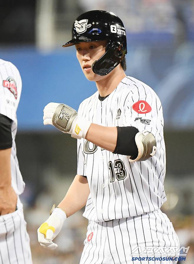 18일 대구 라이온즈파크에서 열린 롯데-삼성전. 5회초 무사 전민재가 안타를 친 후 축하받고 있다. 대구=정재근 기자 cjg@sportschosun.com/2025.4.18/