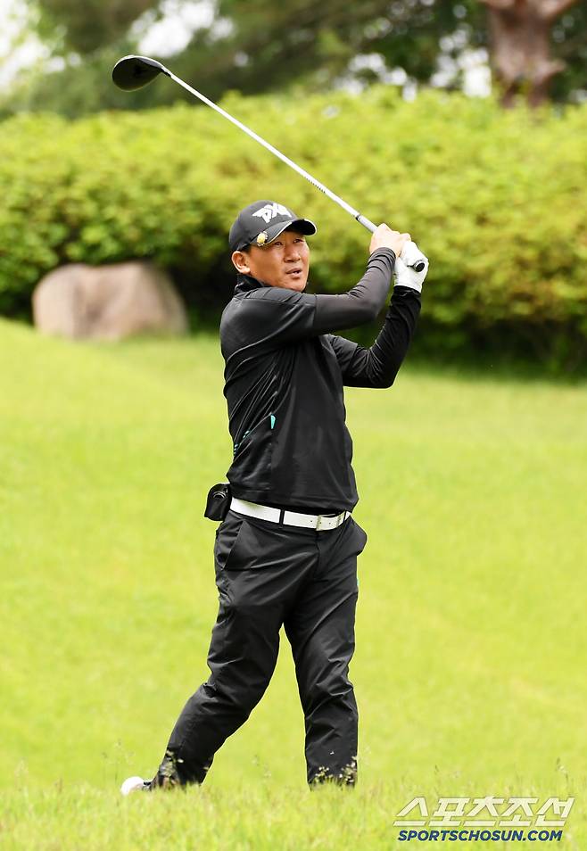 대한축구협회, 한국프로축구연맹, 울산 HD, 포항스틸러스가 주최하고 스포츠조선, 스포츠경향, 스포츠동아, 스포츠서울, 세계비즈앤스포츠월드, 일간스포츠 등 스포츠전문 미디어 6개사가 후원하는 '2025년 축구인 골프대회'가 19일 경기도 용인 코리아CC에서 개최됐다. 조성환 감독이 티샷을 시도하고 있다. 용인=박재만 기자pjm@sportschosun.com/2025.05.19/