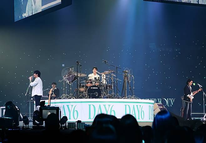 밴드 데이식스(DAY6)가 KSPO돔 공연 사상 1회 최다 관객수를 기록하며 세 번째 월드투어 '포에버 영' 피날레 인 서울' 공연을 성황리에 개최했다.ⓒJYP엔터테인먼트