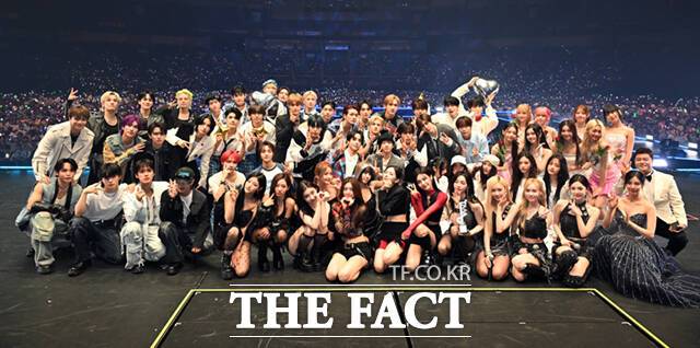 K팝은 세계적으로도 드문 팬 밀착형 음악 산업 구조다. 아티스트와 팬의 관계는 단순한 음악 소비를 넘어서 실시간 정서 교환을 중심으로 작동한다. 아이돌 가수는 버블, 디어유, 위버스 등 팬 플랫폼을 통해 팬들과 실시간으로 소통하는 게 중요한 일이 됐다. 사진은 기사 내용과 무관. /더팩트 DB