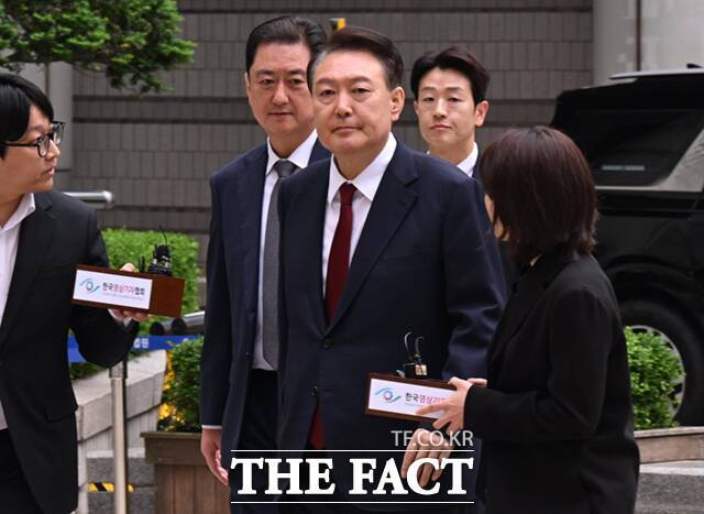 윤석열 전 대통령이 19일 오전 서울 서초구 중앙지방법원에서 열린 내란 우두머리 혐의, 직권남용 권리행사방해 혐의 사건 4차 공판에 출석, 취재진의 질문을 받으며 이동하고 있다. /사진공동취재단