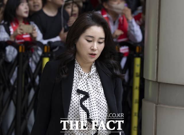 윤석열 전 대통령 탄핵심판 변호인단이자 '윤어게인' 신당 창당을 주도했던 김계리 변호사가 국민의힘에 입당해 논란이 되자 국민의힘은 "김 변호사가 입당한 게 대통령 탈당의 의미를 퇴색시킨다고 생각하지 않는다"고 선을 그었다. /사진공동취재단