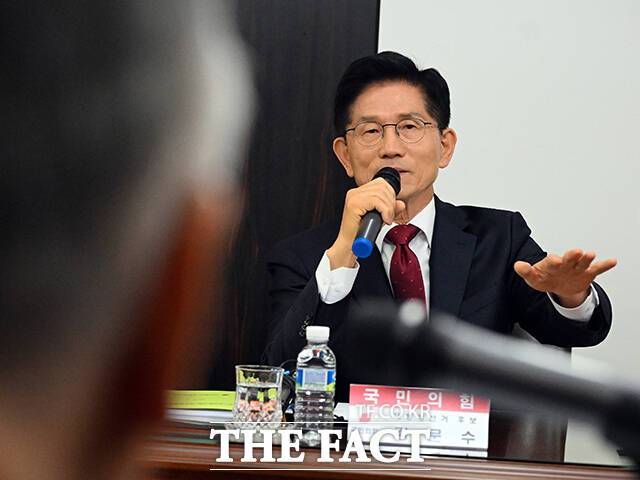 김문수 국민의힘 대선 후보가 19일 서울 중구 부영 태평빌딩에서 열린 대한노인회 간담회에서 인사말을 하고 있다. /임영무 기자