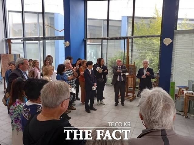이성자 화백의 '아틀리에 은하수’에서 ‘주목할 만한 현대건축물’지정 기념 현판식 행사 모습/진주시