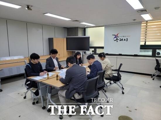 경기 구리시 안전전세관리단이 최근 운영협의회 및 간담회를 갖고 전세사기 피해 방지와 중개 문화 개선 방안, 안전전세 길목 지킴 운동 지원 등에 대해 다양한 의견을 나누고 있다. /구리시