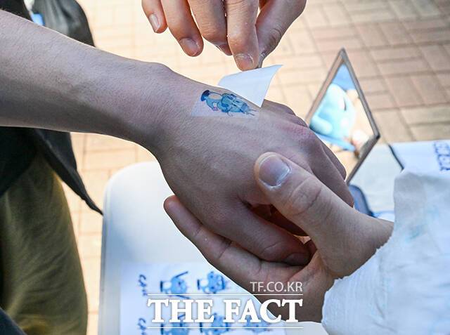 내 손에 붙여보는 마스코트 '푸앙이'