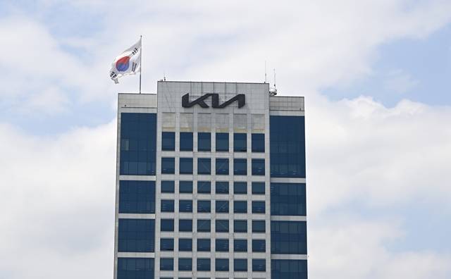 노동자 사망 사고가 발생한 기아 오토랜드 광주 3공장이 가동을 중단했다. 사진은 서울 서초구 기아 양재 사옥. /현대자동차그룹