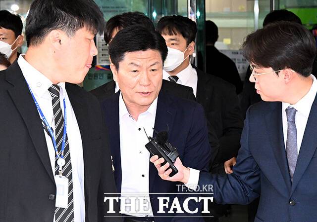 이태원 참사 부실 대응 혐의로 재판에 넘겨진 이임재 전 용산경찰서장 등 용산서 관계자들의 항소심 첫 결론이 오는 10월 나올 전망이다. 이 전 서장(가운데)이 지난해 9월 서울 마포구 서부지방법원에 1심 선고 재판을 마친 뒤 법원을 나서고 있다. /배정한 기자