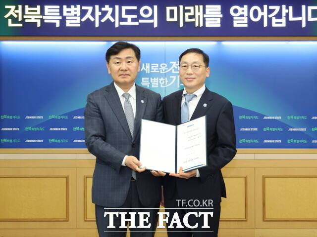 노홍석 신임 전북도 행정부지사(사진 오른쪽)가 김관영 전북도지사로부터 사령장을 받고 기념 촬영을 하고 있다. /전북도