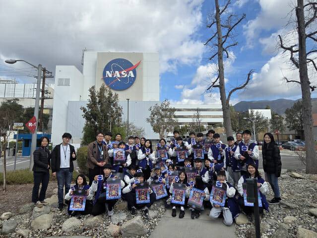 한화와 KAIST가 공동개발한 우주 교육 프로그램 '우주의 조약돌' 3기 수료생들이 2025년 2월, 미국 LA에 위치한 NASA JPL(제트추진연구소)을 견학하고 있다. (사진=한화)