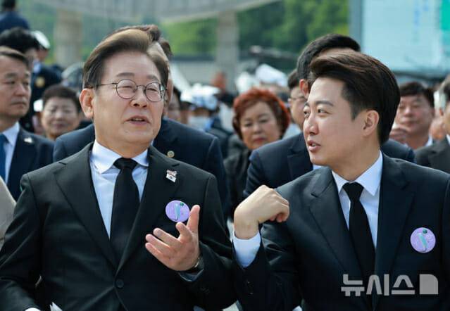 이재명 후보(왼쪽)와 이준석 후보(오른쪽)가 대담을 진행하고 있다. (사진=뉴시스)