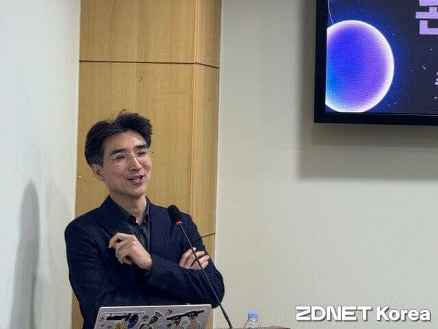 강형구 교수가 콘텐츠 플랫폼의 경제적 가치에 대해 설명하고 있다