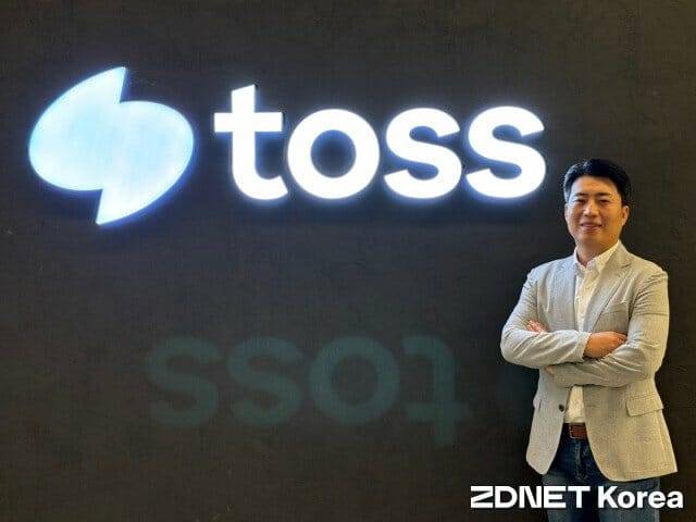 이창복 토스 개인정보보호책임자가 지디넷코리아와 인터뷰하며 사진을 찍고 있다.(사진=유혜진 기자)