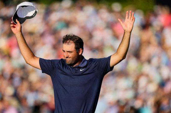 스코티 셰플러가 PGA 챔피언십 우승 직후 기뻐하고 있다. 샬럿(미국)=AFP연합뉴스