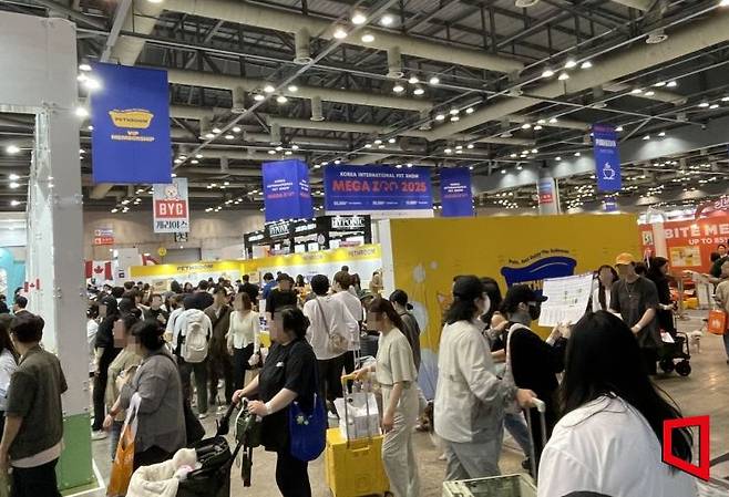 17일 일산 킨텍스 제2전시장에서 열린 국내 최대 규모의 반려동물 산업 박람회 '2025 메가주 일산'에서 관람객들이 반려동물과 함께 참가 부스를 둘러보고 있다. 김흥순 기자