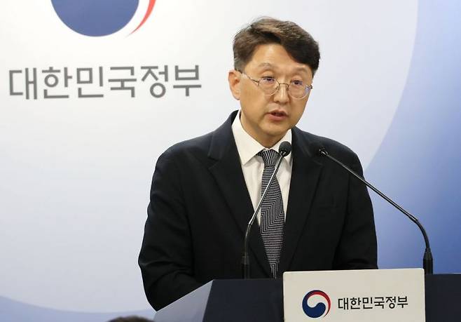 최우혁 과학기술정보통신부 정보보호네트워크정책관이 19일 서울 종로구 정부서울청사에서 SKT 침해사고 관련 민관합동 조사결과 2차 발표 브리핑을 하고 있다. 연합뉴스