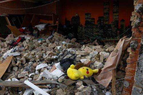 18일(현지시간) 러시아의 드론 공습으로 폐허가 된 우크라이나 키이우 근방에 인형이 떨어져 있다. 로이터연합뉴스