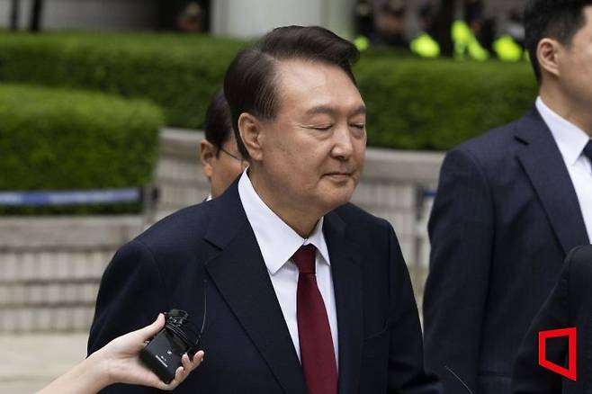 윤석열 전 대통령이 19일 정오 서울 서초구 중앙지방법원에서 열린 내란 우두머리 혐의, 직권남용 권리행사방해 혐의 사건 4차 공판의 오전 재판 종료 후 점심 식사를 위해 나서며 취재진의 질문을 받고 있다. 2025.05.19 사진공동취재단