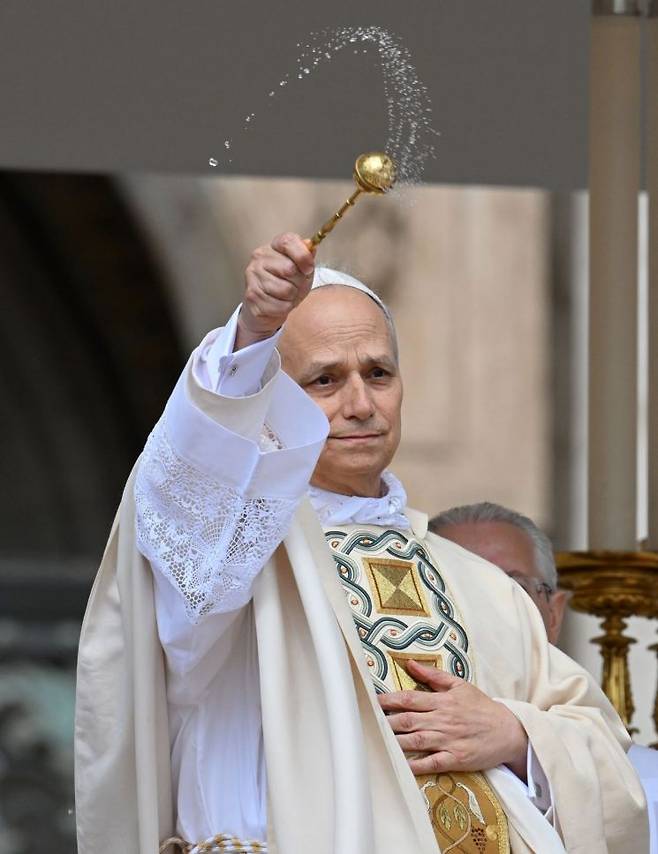 교황 레오 14세가 18일(현지시간) 바티칸 성베드로 광장에서 열린 미사에서 성수를 뿌리고 있다. 신화 연합뉴스