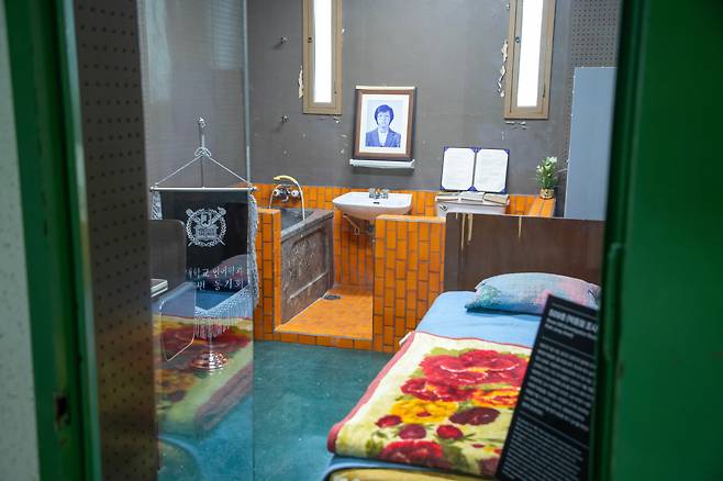 옛 치안본부 남영동 대공분실 5층에 남아 있는 박종철 열사 조사실. 민주화운동기념사업회는 기념관을 만들면서 박종철 열사가 물고문으로 사망한 509호 조사실을 추모공간으로 복원했다. /조인원 기자