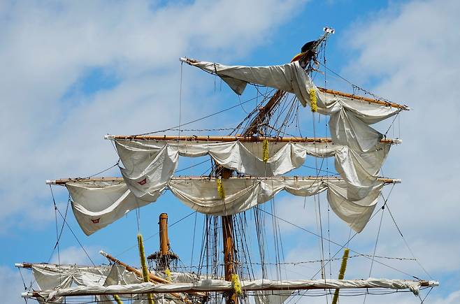 멕시코 해군 훈련함 쿠아우테모크호가 18일 미국 뉴욕브루클린 다리에 충돌한 후 부두에 정박해 있는 가운데 돛대가 부러져 있다./로이터 연합뉴스