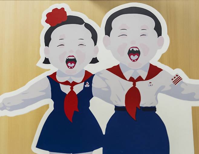 탈북 화가 선무가 그린 북녘의 아이들. 호사냑 부국장의 사무실 한쪽에 놓여있다. /양수열 영상미디어 기자