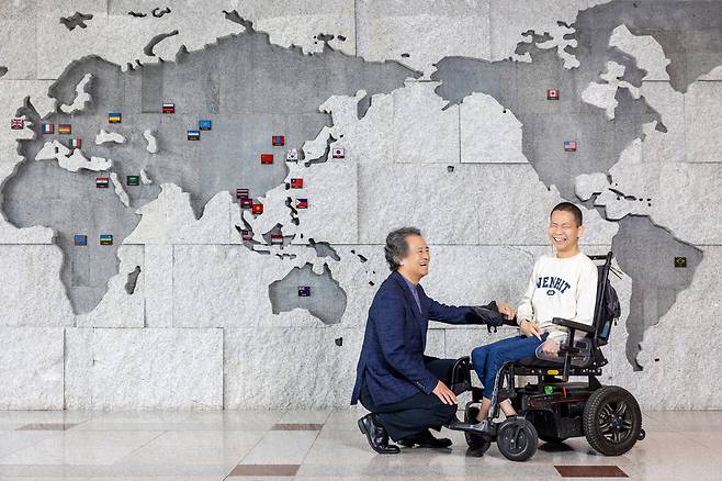 대구대 최성규 명예교수와 유장군 박사가 농담을 주고받으며 파안대소했다. 석박사 지도 교수인 최 교수는 제자의 콜라병 뚜껑을 늘 따주고, 제자는 "사실 교수님의 힘든 수업은 피하고 싶었다"며 농담하는 '부자지간' 같았다. /장은주 영상미디어 객원기자